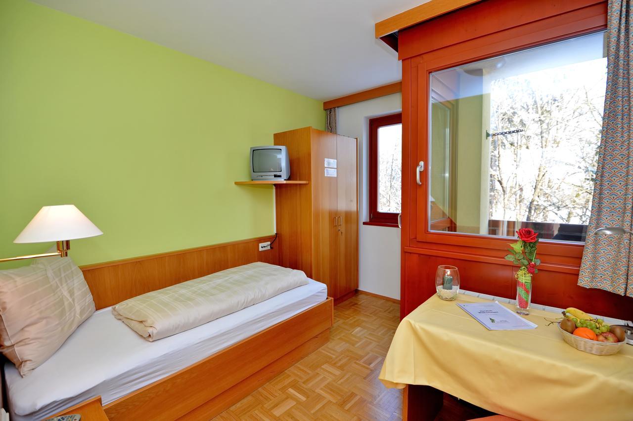 Bildungshaus Schloss Krastowitz Hotel Klagenfurt am Woerthersee Bagian luar foto